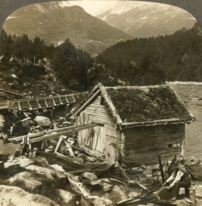 Eine aus Holz gebaute Mühle und ein Wasserrad-Schleifstein am Stalheimsfluss, Naerodal, Norwegen, um 1905 von Unbekannt