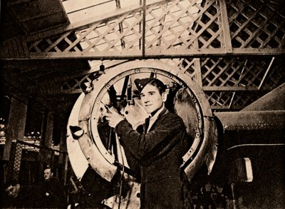 Ein Metallarbeiter mit automatischem Bohrer, 1940 von Unbekannt