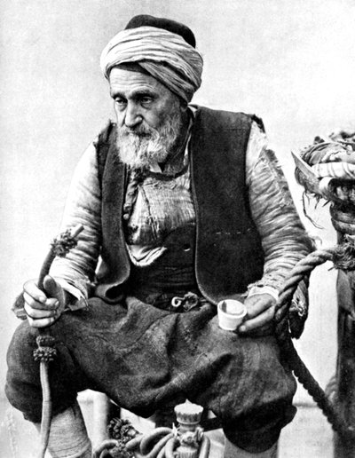 Ein Bauer trinkt Kaffee und raucht eine Huqqah, Izmir, Türkei, 1936 von Unbekannt