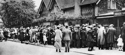 Schlange vor dem Zoo an einem Nationalfeiertag, London, 1926-1927 von Unbekannt