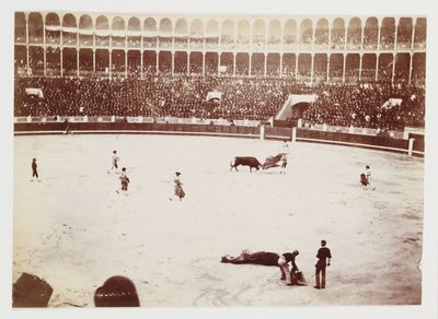 Schnappschuss eines Stierkampfs vor einer riesigen Menschenmenge in der Stierkampfarena Las Ventas del Espiritu Santo, Madrid, aufgenommen von einem unbekannten Fotografen um 1930 von Unbekannt