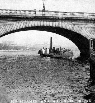 Ein Dampfer unterquert die Waterloo-Brücke, London, frühes 20. Jahrhundert von Unbekannt