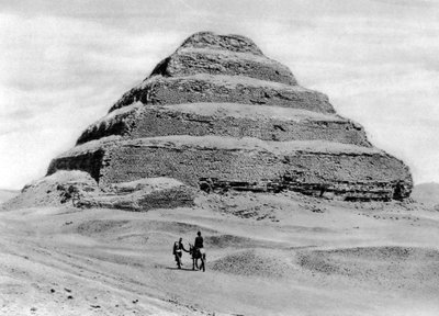 Eine Stufenpyramide außerhalb von Kairo, Ägypten von Unbekannt