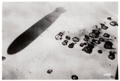 Luftaufnahme einer Wüstensiedlung mit einem Schatten eines Zeppelins, 1931-1933 von Unbekannt