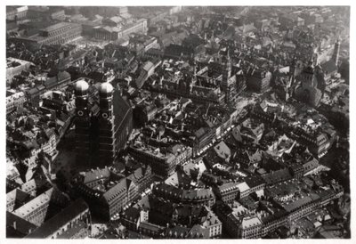 Luftaufnahme der Frauenkirche, München, Deutschland, aus einem Zeppelin, um 1931 von Unbekannt