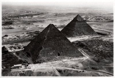 Luftaufnahme der Pyramiden von Gizeh, Ägypten, aus einem Zeppelin von Unbekannt