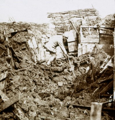 Nachwirkungen einer Granate, ein Soldat im Krater, um 1914-1918 von Unbekannt
