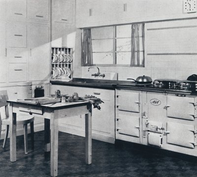 Aga Heat Ltd. Das Modell F Aga Herd für ein großes Haus, schwarz und cremefarben emailliert von Unbekannt