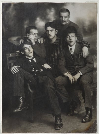 Aleksei Kruchenykh, David Burliuk, Vladimir Mayakovsky, Nikolai Burliuk und Benedikt Livshits, 1913 von Unbekannt