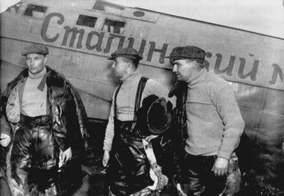 Alexander Beljakow, Georgi Baidukow und Waleri Tschkalow bei ihrem Flugzeug am 20. Juni 1937 von Unbekannt