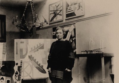 Alexandra Exter in ihrem Pariser Atelier von Unbekannt