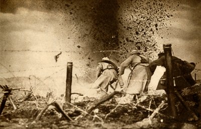Eine H.E.-Granate explodiert, Erster Weltkrieg von Unbekannt
