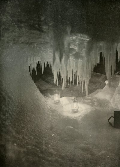 Eine Eishöhle im Winter. Fotografiert im Licht von Hurrikanlampen, ca. 1908, 1909 von Unbekannt