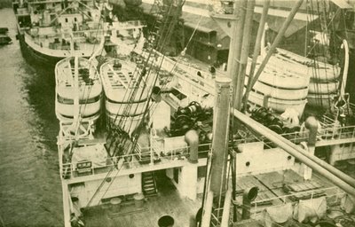 Eine beeindruckende Reihe von Booten an Bord der Leviathan, ca. 1930 von Unbekannt
