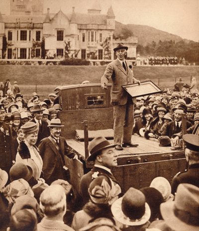 Eine Auktion für wohltätige Zwecke in Balmoral, 1930er Jahre von Unbekannt
