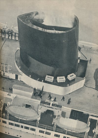 Ein ungewöhnlicher Blickwinkel auf das Deck der Normandie, 1936 von Unbekannt