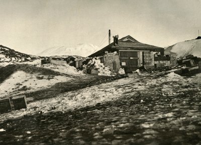 Eine andere Ansicht der Hütte im Sommer, um 1908, 1909 von Unbekannt