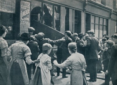 Anti-deutsche Unruhen in London: Eine Menge zerbricht die Fenster eines deutschen Ladens, ca. 1914 von Unbekannt