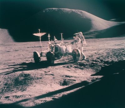 Apollo 15 Astronaut James Irwin mit dem Lunar Rover, August 1971 von Unbekannt