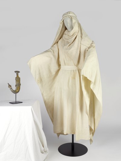 Arabische Gewänder und ein Kopfschmuck, bekannt als Keffiyah, gehörend zu T. E. Lawrence von Unbekannt