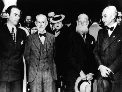 Arno Breker, deutscher Bildhauer, bei einem Besuch in Paris, Mai 1942 von Unbekannt