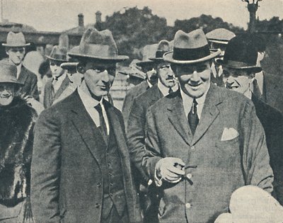 Ankunft in England. Kapitän Cecil Foster und sein erster Offizier Gravesend, August 1923, 1936 von Unbekannt
