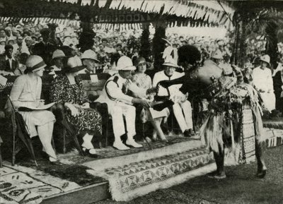 In Suva, Fidschi. Präsentation eines Tabua-Zahns des Pottwals ...1927, 1937 von Unbekannt