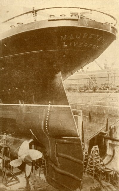 Arbeiten am Heck der Mauretania im Trockendock, um 1930 von Unbekannt