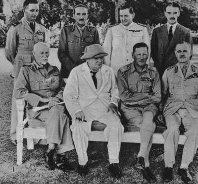 An der Front in Ägypten: Herr Churchill in Kairo mit Mitgliedern des Nahost-Kriegsrats, 1942 von Unbekannt
