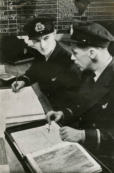 BOAC-Navigationsoffiziere erstellen einen Flugplan, Zweiter Weltkrieg, um 1939-1944, 1946 von Unbekannt