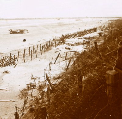 Stacheldrahtbarrieren am Strand, Nieuwpoort-Bad, Flandern, Belgien, ca. 1914-1918 von Unbekannt