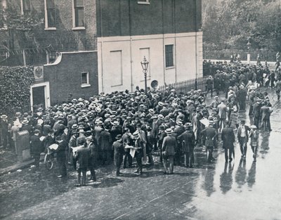 Bevor England den Krieg erklärte: Deutsche Reservisten warten vor dem deutschen Konsulat in London, 1914 von Unbekannt