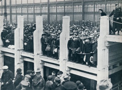 Belgische Flüchtlinge im Hafen von Ostende, die auf ein Boot nach England warten, 1914 von Unbekannt