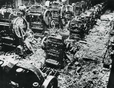 Bombenschaden in einer Renault-Fabrik, Sevres, Paris, 4. April 1943 von Unbekannt