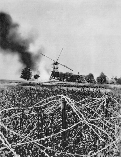Beschuss einer Windmühle mit Brandgranaten, Artois, Frankreich, Erster Weltkrieg, 1915 von Unbekannt