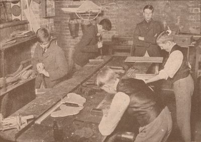 Jungen der Harrow School stellen Schienen, Krücken und andere Artikel für die Verwundeten her von Unbekannt
