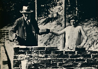 Maurer und Handwerker, 1928, 1945 von Unbekannt