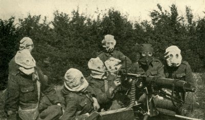Britische Maschinengewehrabteilung mit Gasmasken, Erster Weltkrieg, 1914-1918, um 1920 von Unbekannt