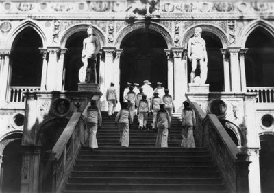 Britische Seeleute besuchen den Dogenpalast, Venedig, Italien, 1938 von Unbekannt