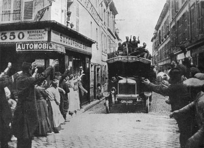Britische Truppen werden bei ihrer Ankunft mit dem Motorwagen in einer französischen Stadt begrüßt, 1915 von Unbekannt