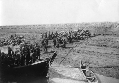 Britische Truppen entladen Datteln am Ufer des Tigris, 1918 von Unbekannt