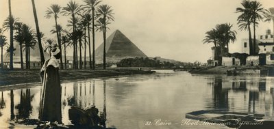 Kairo - Hochwasserzeit in der Nähe der Pyramiden, ca. 1918-1939 von Unbekannt