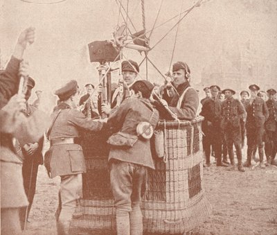 Kanadischer offizieller Kameramann und Assistent bereit, in einem Drachenballon aufzusteigen, um 1917 1919 von Unbekannt