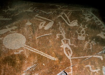 Gravierte Petroglyphen Menschen, Hirsche, Elche, Vögel, Stiefel und Kreise, 4.-3. Jahrtausend v. Chr. von Unbekannt