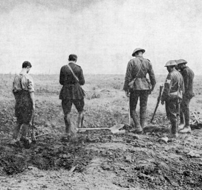 Kaplan führt Beerdigungszeremonie im Feld durch, während die Beerdigungsgruppe ihre Ehrerbietung erweist, um 1916 von Unbekannt