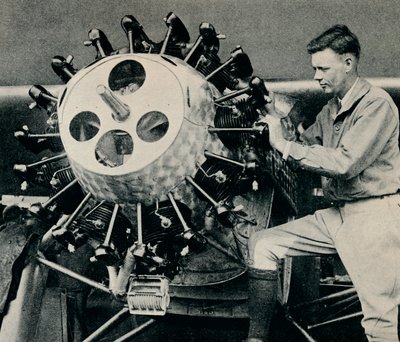 Charles Lindbergh überprüft den Motor seines Flugzeugs vor seinem transatlantischen Flug von Unbekannt