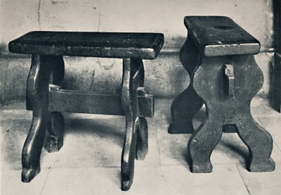 Charterhouse. Zwei alte Hocker, jetzt in der Bibliothek aufbewahrt, 1925 von Unbekannt