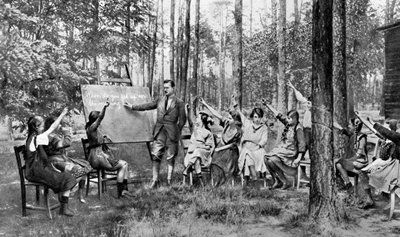 Kinder nehmen Englischunterricht im Charlottenburger Wald, Berlin, Deutschland, 1922 von Unbekannt
