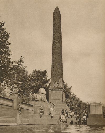 Cleopatras Nadel, vierzehnhundert Jahre vor der Geburt von Cleopatra gehauen, um 1935 von Unbekannt