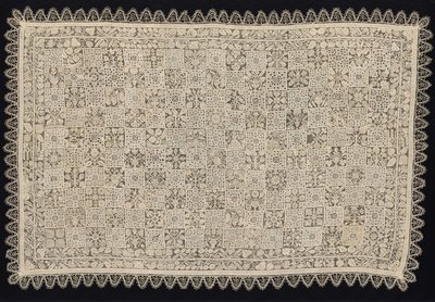 Tuch mit einer Frau, die ein Kreuz trägt, umgeben von Blumen und Pflanzen, 18. Jahrhundert von Unbekannt